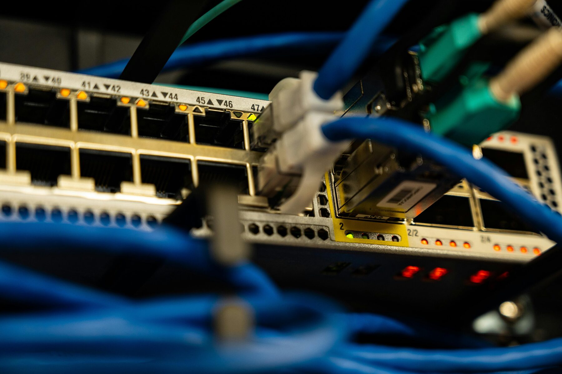 PoE switch და ქსელის კაბელები ციფრული კამერების სისტემისთვის